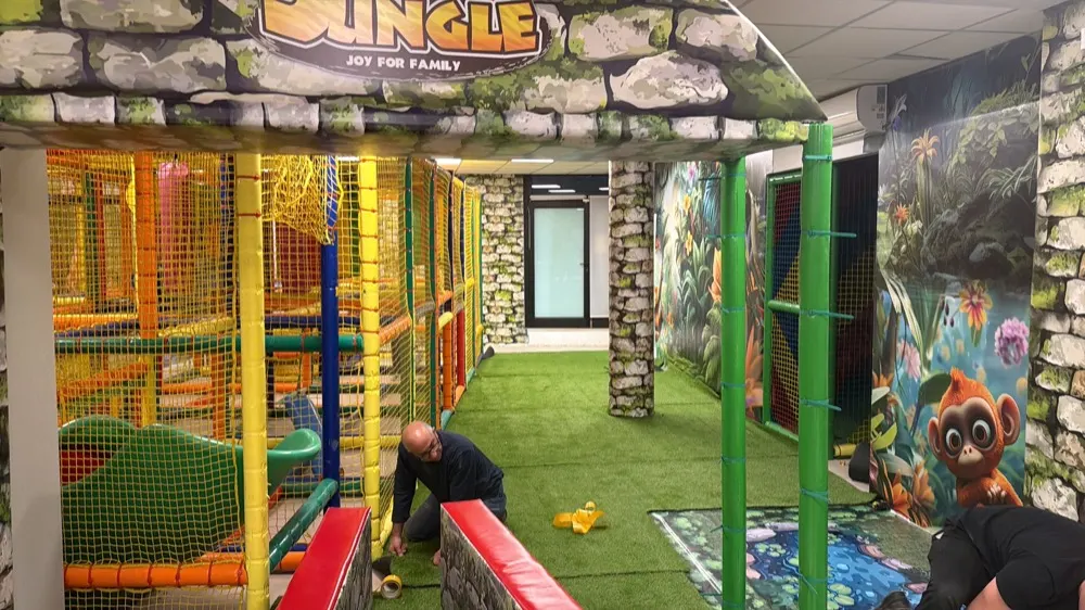 Playground indoor a tema giungla realizzato da Play House Family