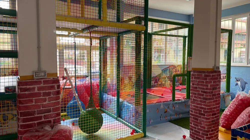 Cantiere in allestimento — team Play House Family al lavoro