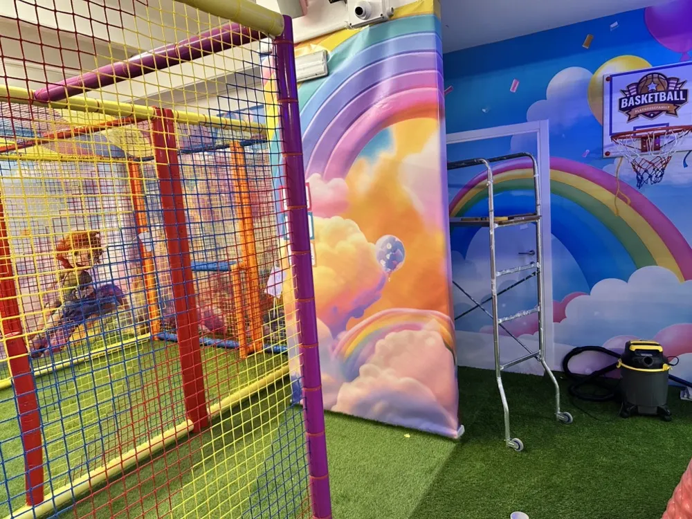 Allestimento parco giochi indoor con materiali certificati UNI EN 1176